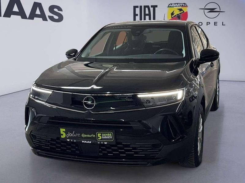 Gebraucht Opel Mokka Enjoy 101 PS (74 kW) 2023 Lackierung schwarz perla nera/typ aussen (metallic) SUV