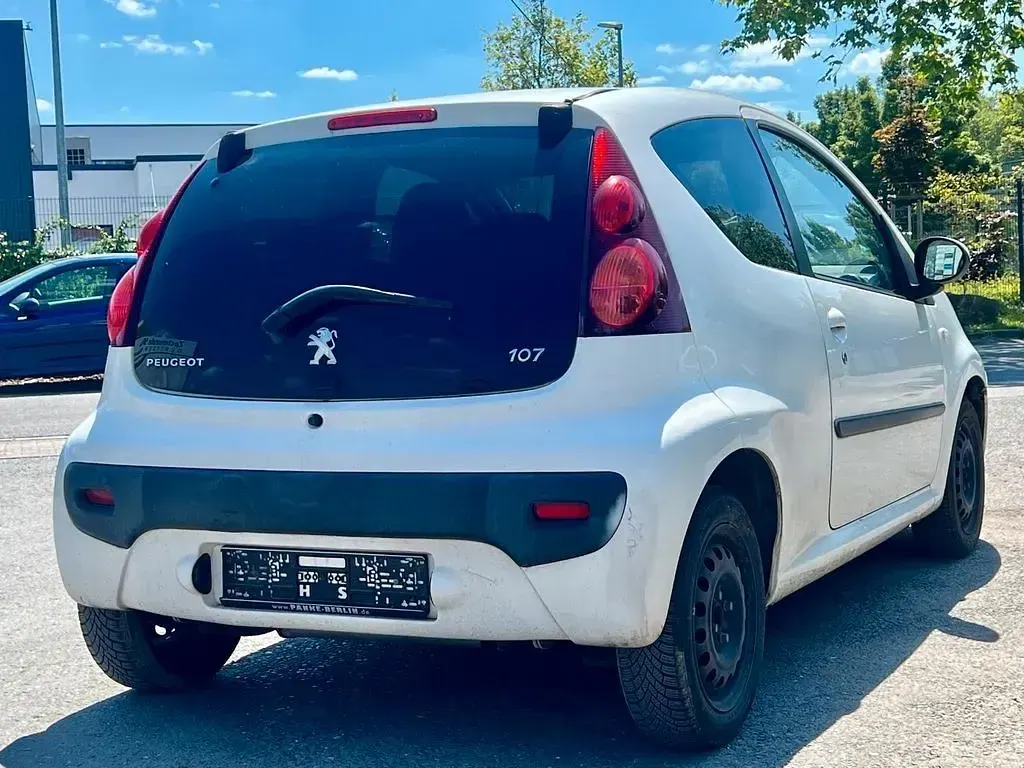 Gebraucht Peugeot 107 Active 68 PS (50 kW) 2013 Weiß Kleinwagen