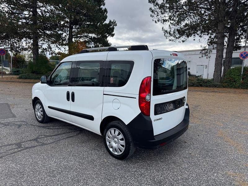 Gebraucht Opel Combo Selection 95 PS (69 kW) 2017 Weiß Van / Kleinbus