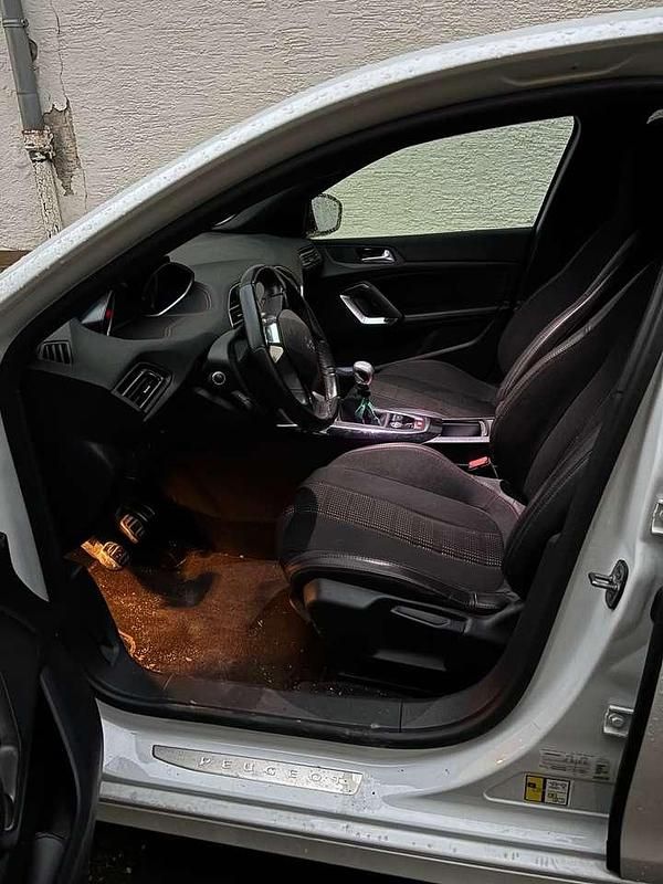 Weiß Gebraucht 2016 Peugeot 308 Limousine | 8.900 € (Fairer Preis) - Bild 1/4