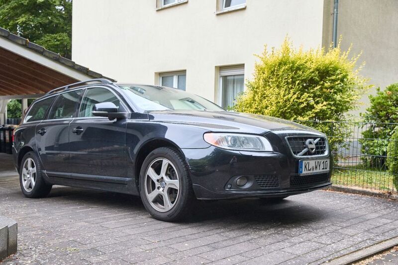 Schwarz Gebraucht 2011 Volvo V70 Momentum Kombi | 4.624 € (Fairer Preis) - Bild 1/4