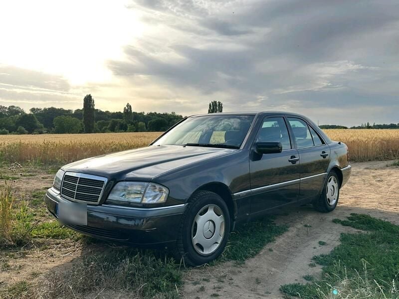 Schwarz Gebraucht 1996 Mercedes C180 Elegance Limousine | 2.499 € (Fairer Preis) - Bild 1/4