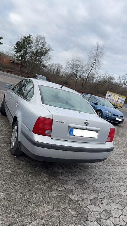 Gebraucht VW Passat 101 PS (74 kW) 1999 Silber Limousine