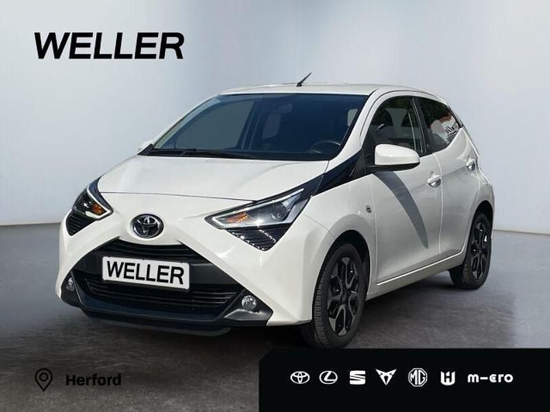 Weiss Gebraucht 2021 Toyota Aygo X-play Kleinwagen | 11.749 € (Etwas zu teuer) - Bild 1/3