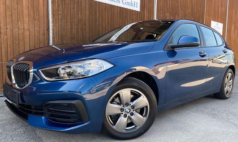 Blau Gebraucht 2020 BMW 118 Sport Line Kleinwagen | 16.980 € (Superpreis) - Bild 1/4