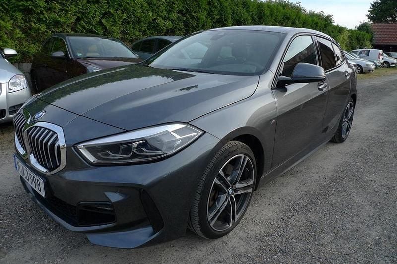 Grau Gebraucht 2020 BMW 120 M Sport Kleinwagen | 23.990 € (Guter Preis) - Bild 1/4