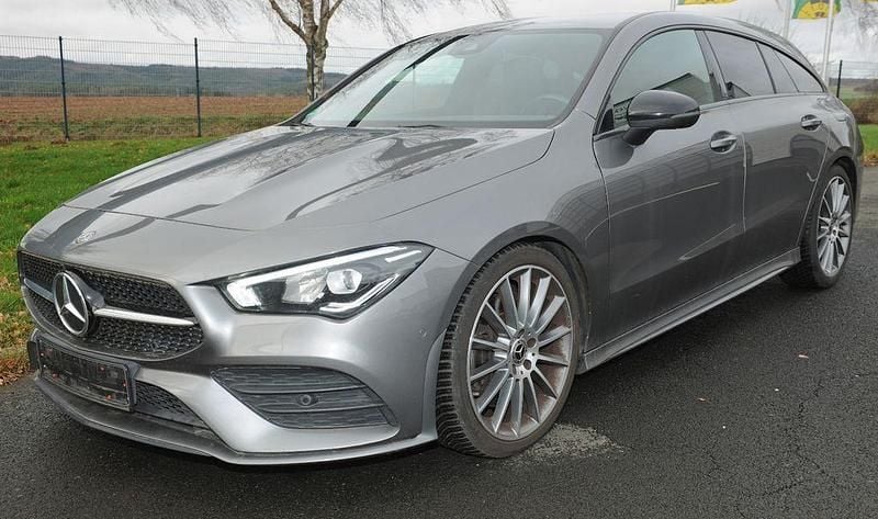 Grau Gebraucht 2019 Mercedes CLA220 Shooting Brake AMG line Kombi | 21.900 € (Superpreis) - Bild 1/4