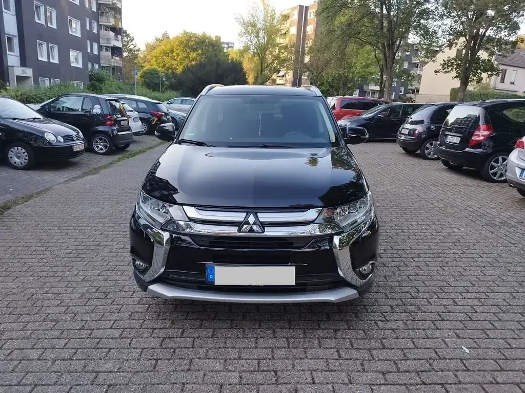 Begagnad Mitsubishi Outlander 150 HK (110 kW) 2016 Svart SUV