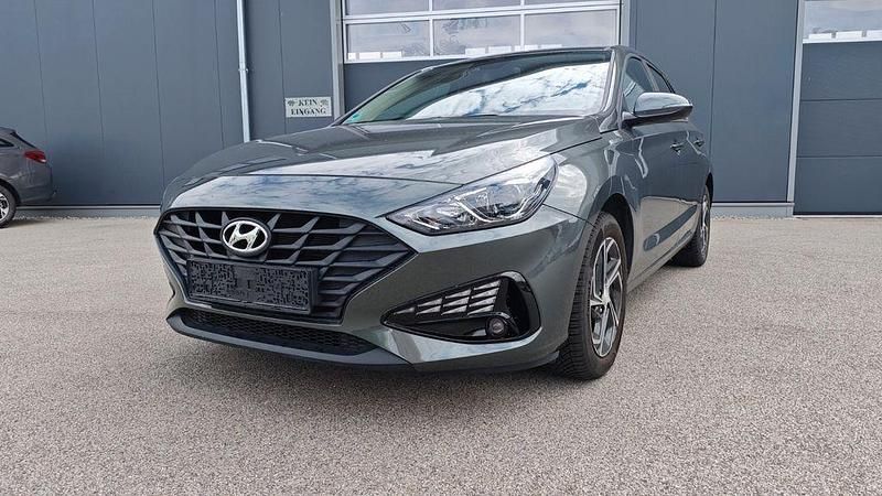Grau Gebraucht 2023 Hyundai i30 Comfort Limousine | 15.500 € (Superpreis) - Bild 1/4