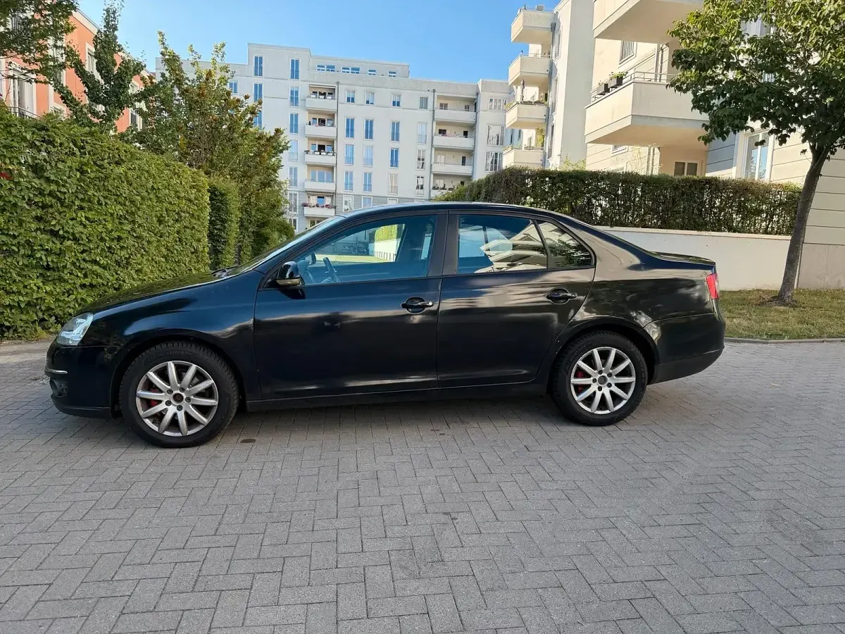 Gebraucht VW Jetta Trendline 105 PS (77 kW) 2009 Schwarz Limousine