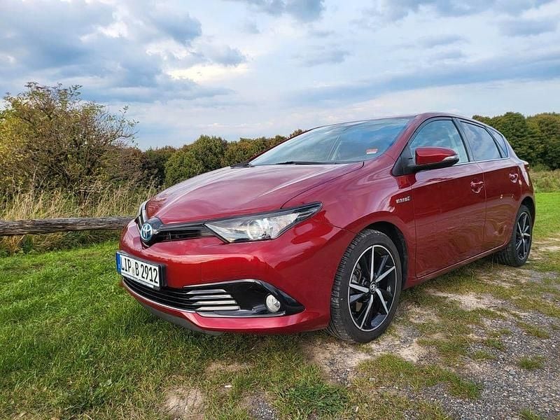 Rot Gebraucht 2019 Toyota Auris Hybrid Team Limousine | 16.000 € (Teuer) - Bild 1/4