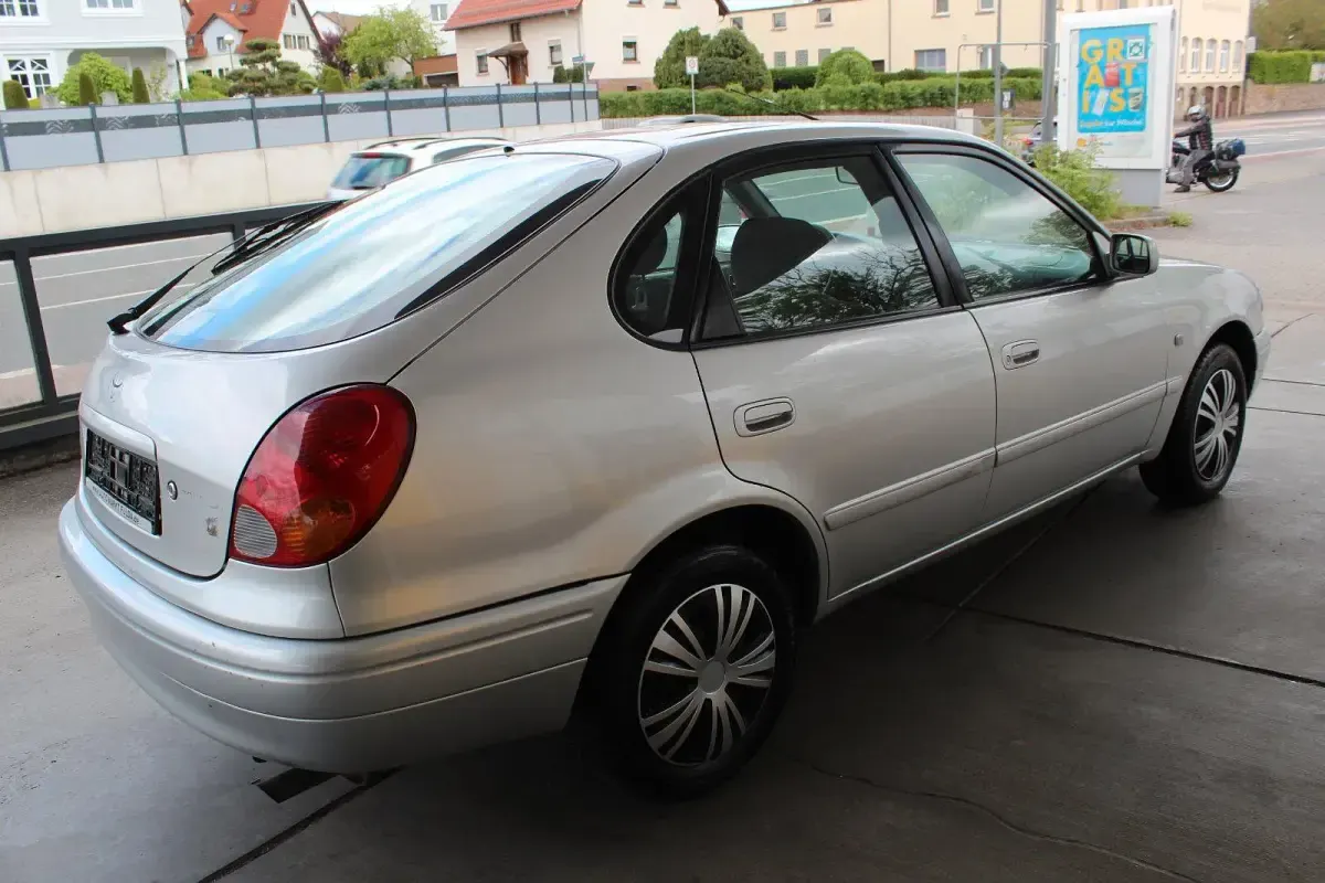 Gebraucht Toyota Corolla 110 PS (80 kW) 2000 Silber Limousine
