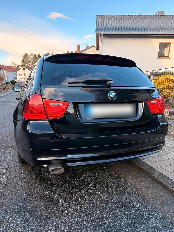 Gebraucht BMW 320 184 PS (135 kW) 2011 Schwarz Kombi
