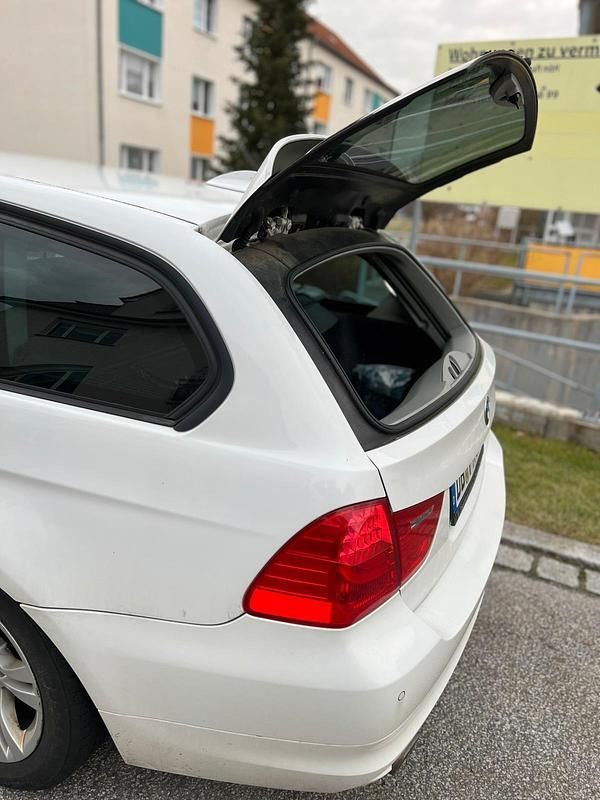 Gebraucht BMW 320 177 PS (130 kW) 2009 Weiß Kombi