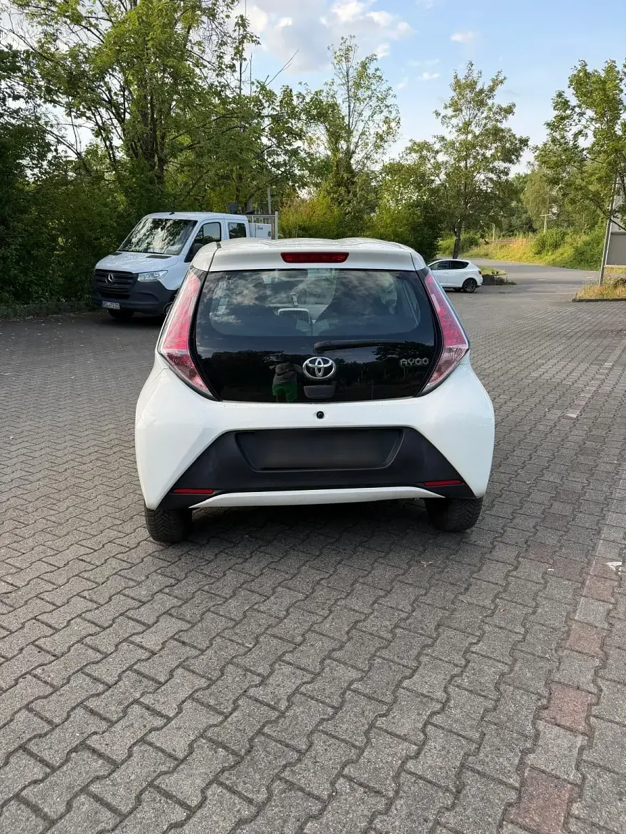 Gebraucht Toyota Aygo 69 PS (50 kW) 2017 Weiß Kleinwagen