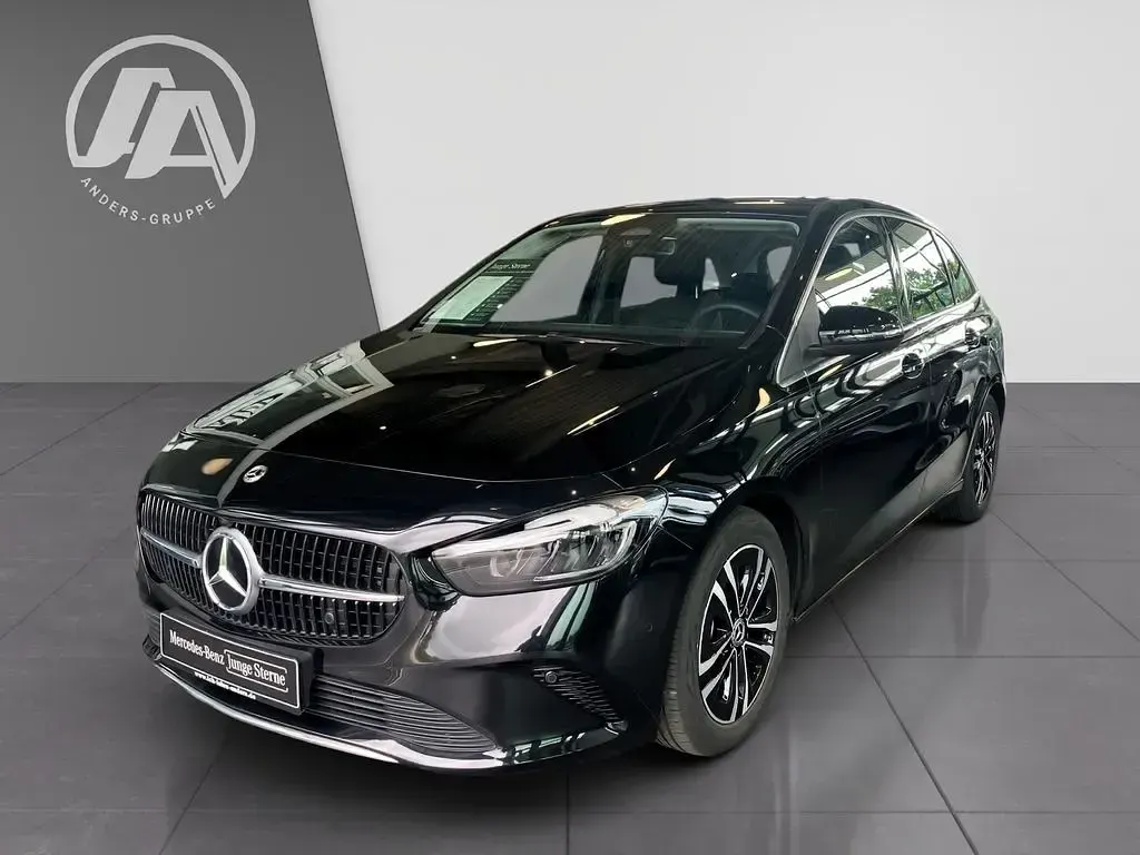 Gebraucht Mercedes B200 150 PS (110 kW) 2025 Kosmosschwarz Van / Kleinbus