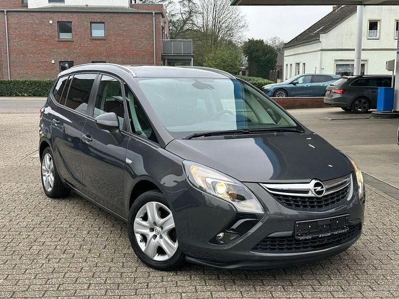 Grau Gebraucht 2016 Opel Zafira Tourer Edition Van / Kleinbus | 3.499 € (Guter Preis) - Bild 1/4