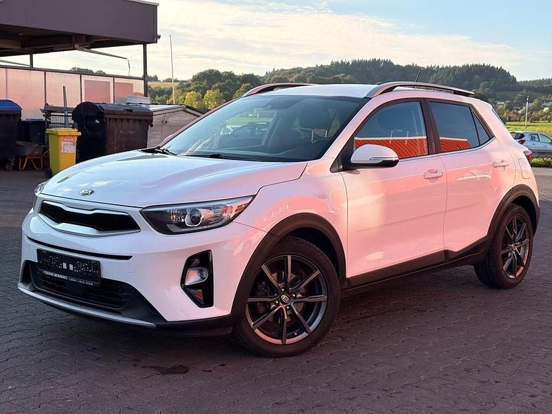 Weiß Gebraucht 2018 Kia Stonic Spirit SUV | 9.999 € (Fairer Preis) - Bild 1/4