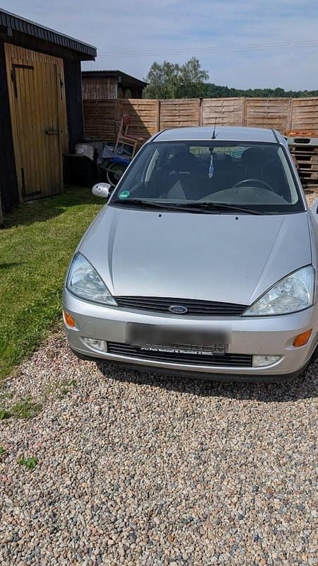 Grau Gebraucht 2001 Ford Focus Kleinwagen | 1.200 € (Fairer Preis) - Bild 1/4