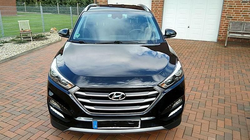 Gebraucht Hyundai Tucson Intro Edition 136 PS (100 kW) 2015 Schwarz SUV
