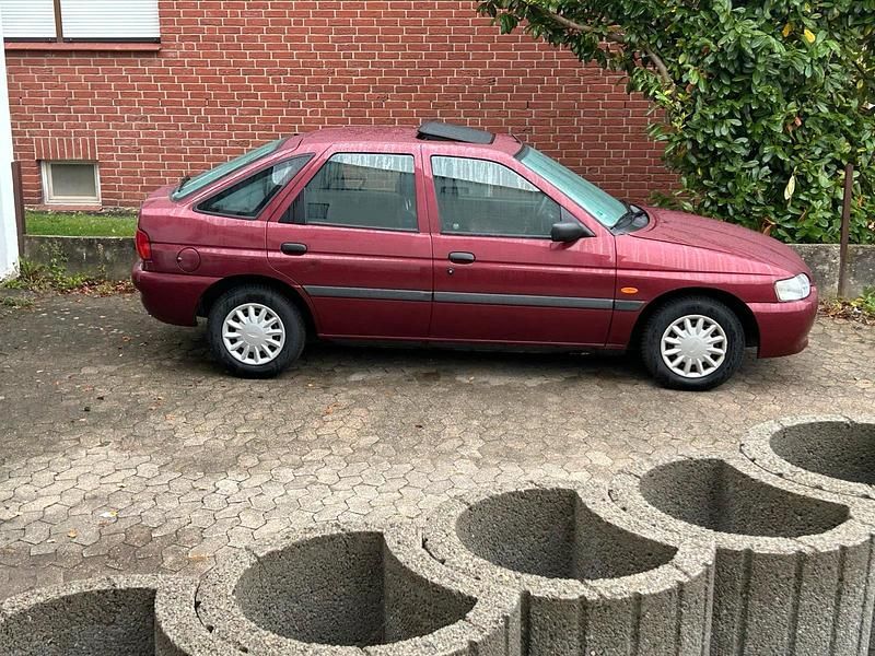 Andere farben Gebraucht 1996 Ford Escort Limousine | 850 € (Fairer Preis) - Bild 1/4
