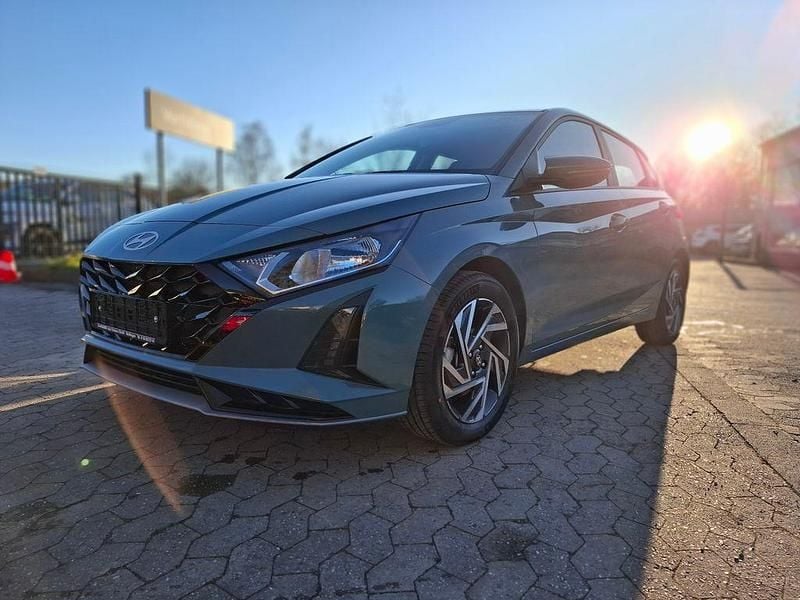 Grün Neu 2025 Hyundai i20 Trend Limousine | 21.950 € (Etwas zu teuer) - Bild 1/4