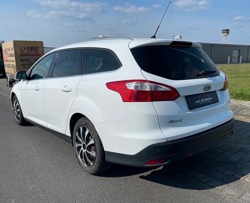 Gebraucht Ford Focus Titanium 116 PS (85 kW) 2011 Weiß Kombi