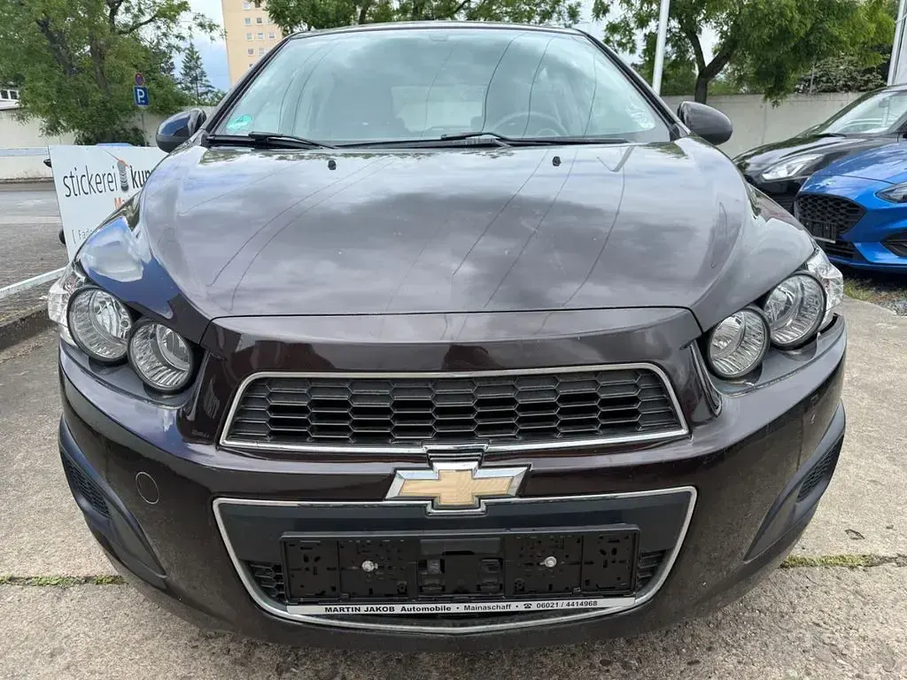 Usado Chevrolet Aveo LT 101 HP (74 kW) 2013 Castanho Citadino