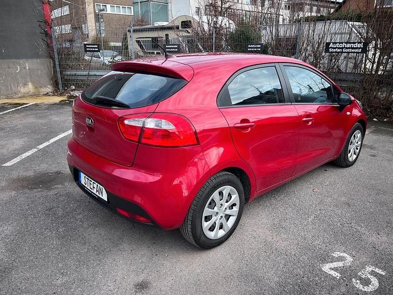Gebraucht Kia Rio DREAM-TEAM Edition 109 PS (80 kW) 2013 Rot Limousine