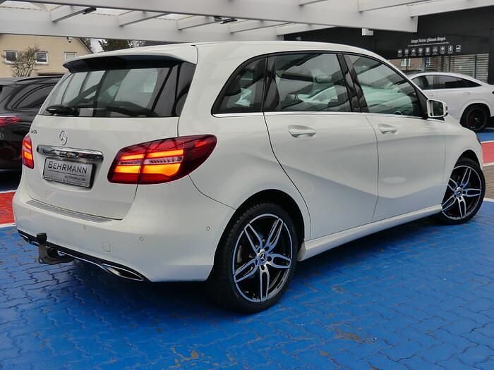 Gebraucht Mercedes B200 Urban 156 PS (114 kW) 2018 Zirrusweiß Van / Kleinbus