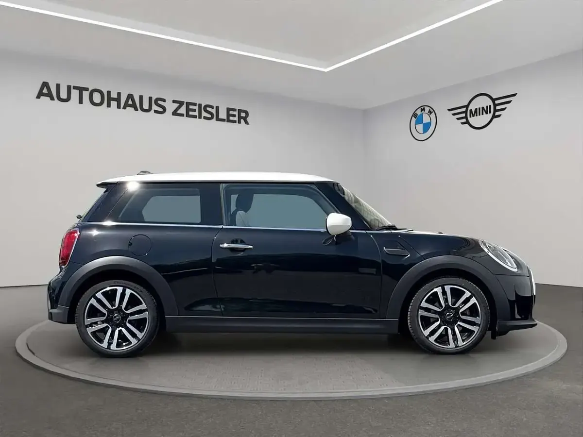 Gebraucht Mini Cooper Hatch 100 kW (136 PS) 2023 Midnight black Kleinwagen