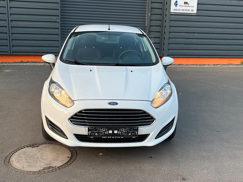 Gebraucht Ford Fiesta 82 PS (60 kW) 2013 Weiß Kleinwagen