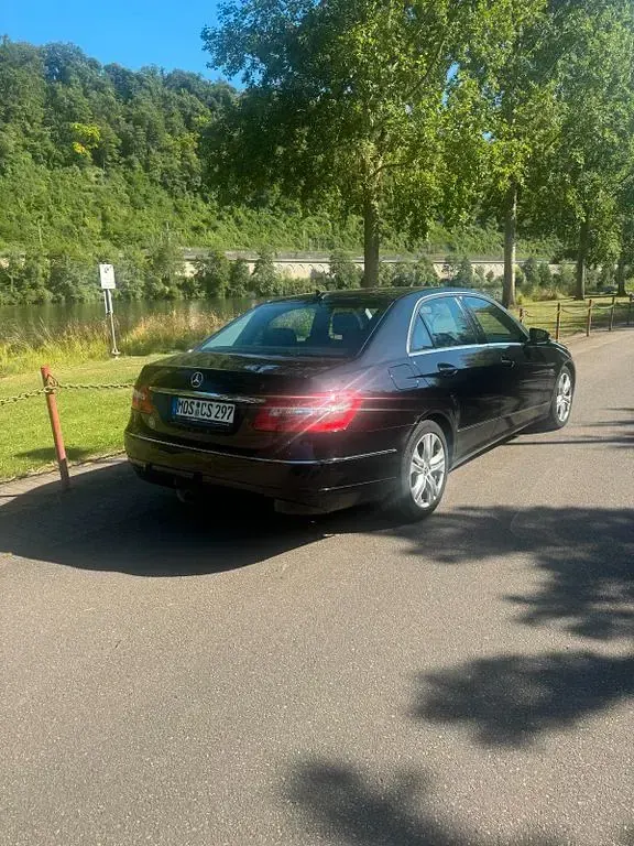 Gebraucht Mercedes E220 Avantgarde 170 PS (125 kW) 2011 Schwarz Limousine