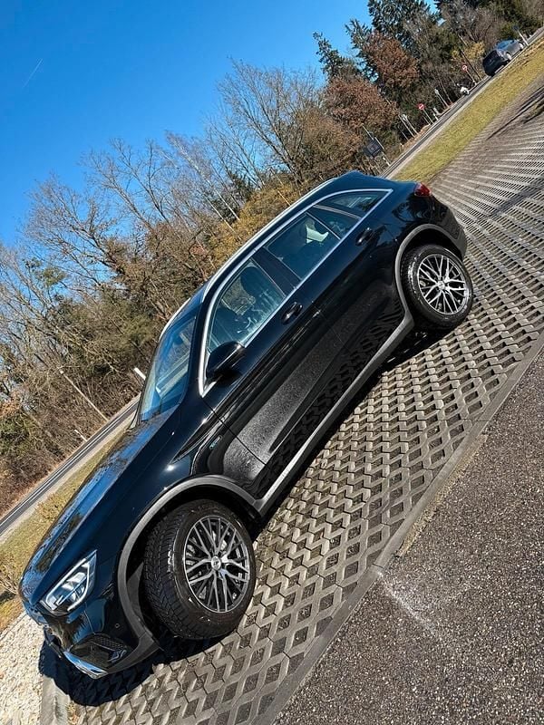 Gebraucht Mercedes GLC300e 320 PS (235 kW) 2021 Schwarz SUV