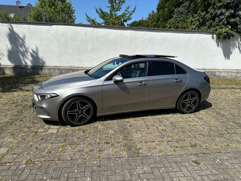 Silber Gebraucht 2019 Mercedes A180 AMG Limousine | 21.999 € (Fairer Preis) - Bild 1/4