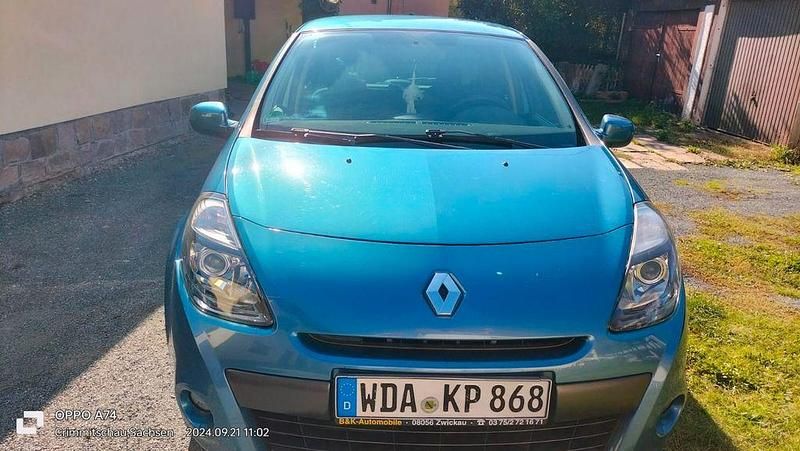 Blau Gebraucht 2010 Renault Clio II Dynamique Limousine | 2.400 € (Guter Preis) - Bild 1/4
