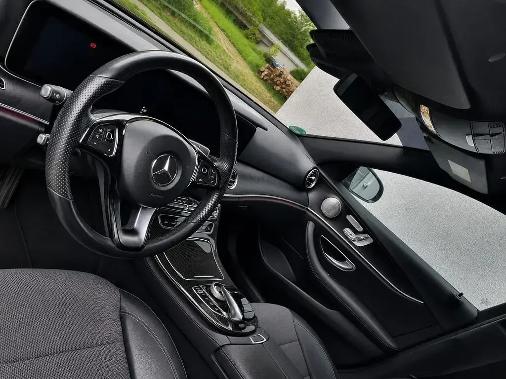 Gebraucht Mercedes E400 Avantgarde 333 PS (244 kW) 2017 Schwarz Limousine