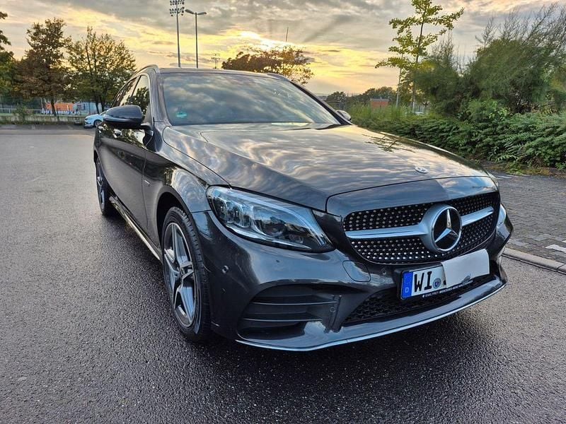 Grau Gebraucht 2020 Mercedes C300e AMG line Kombi | 31.500 € (Etwas zu teuer) - Bild 1/4