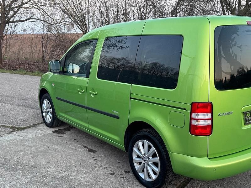 Gebraucht VW Caddy Team 105 PS (77 kW) 2015 Grün Van / Kleinbus