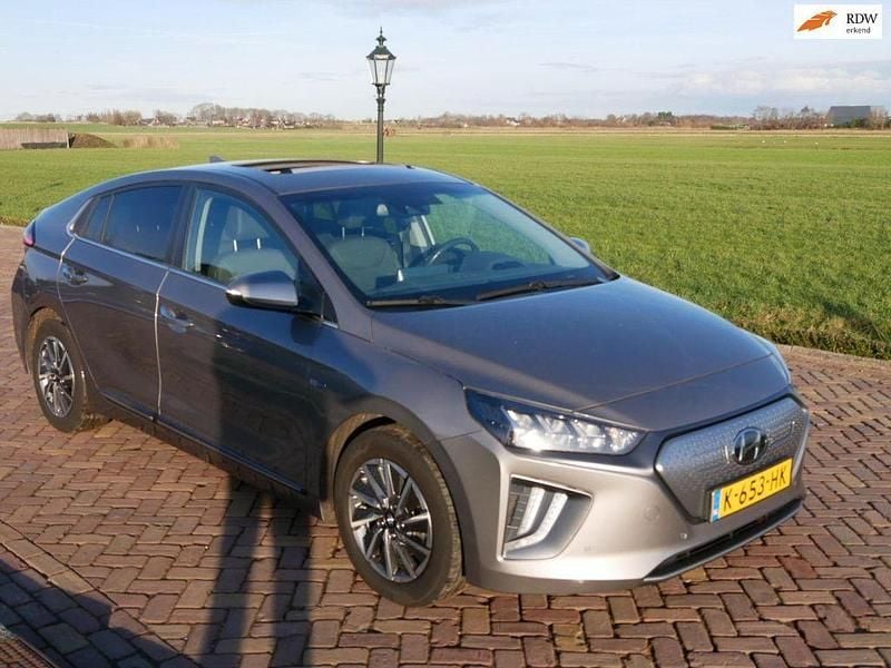 Grau Gebraucht 2020 Hyundai Ioniq Premium Kleinwagen | 11.494 € (Superpreis) - Bild 1/4