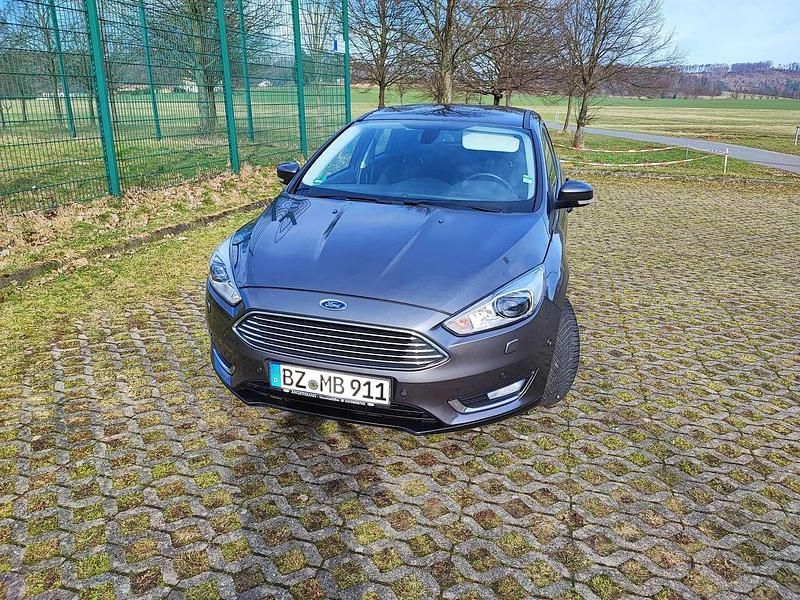 Grau Gebraucht 2015 Ford Focus Titanium Limousine | 10.750 € (Teuer) - Bild 1/4