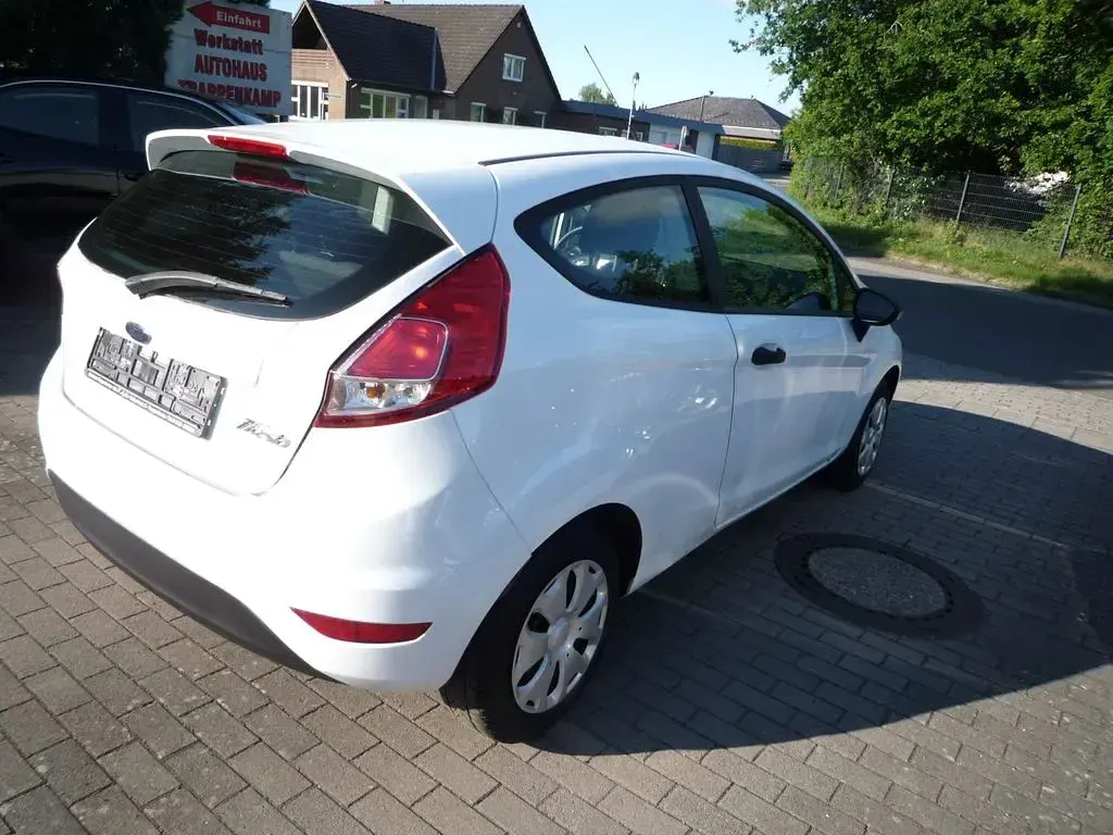 Gebraucht Ford Fiesta Ambiente 60 PS (44 kW) 2017 Weiß Kleinwagen