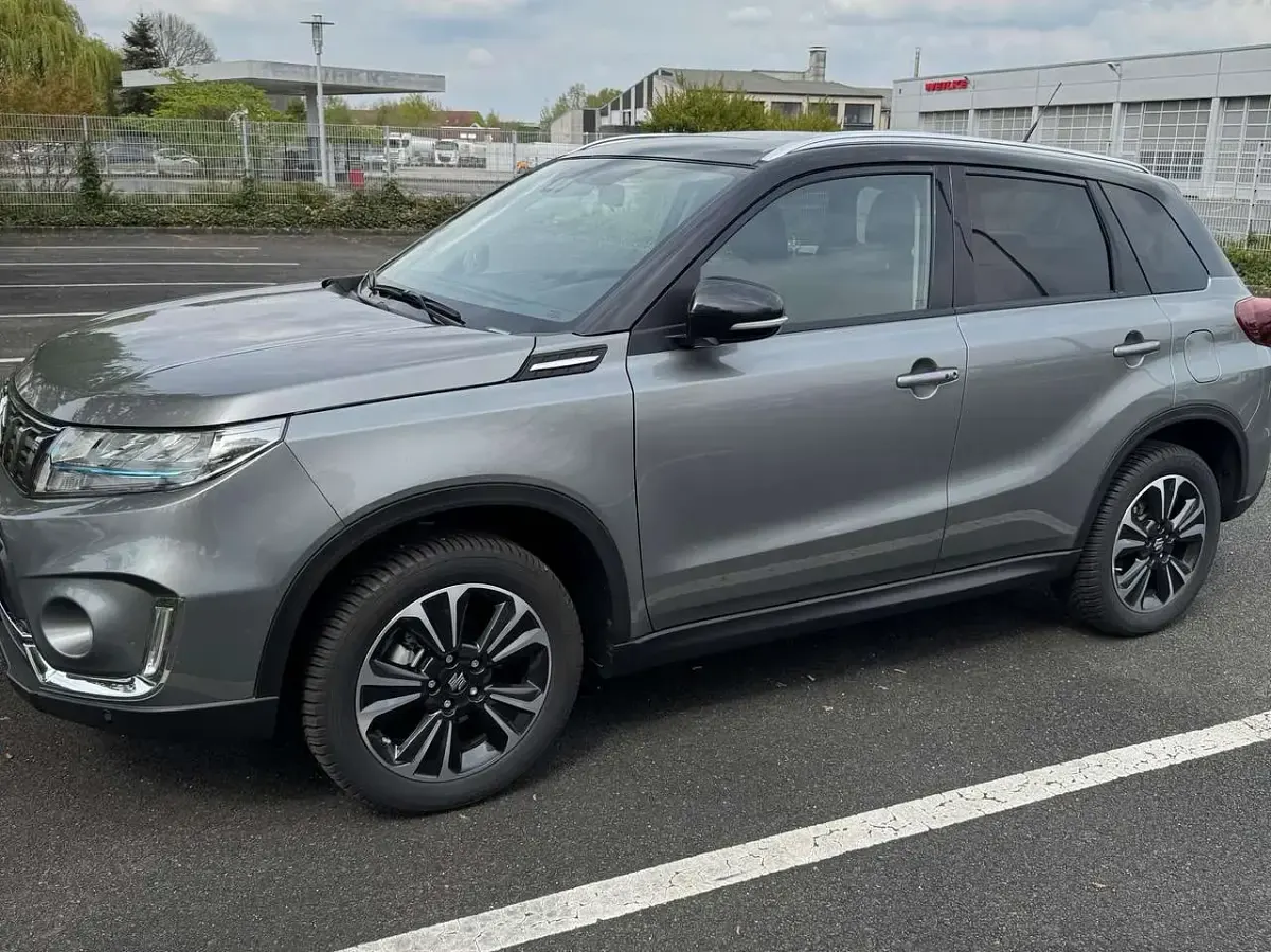 Gebraucht Suzuki Vitara Comfort 102 PS (75 kW) 2025 Grau SUV