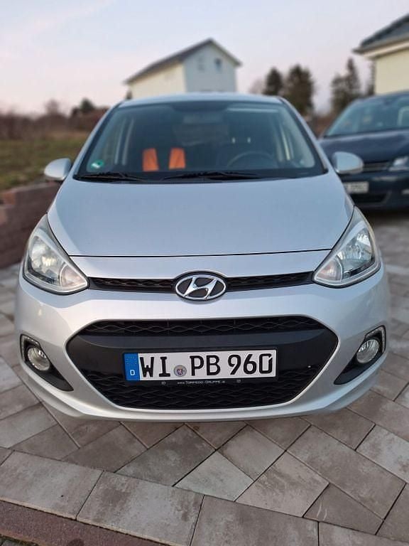Gebraucht Hyundai i10 Passion 67 PS (49 kW) 2016 Silber Kleinwagen