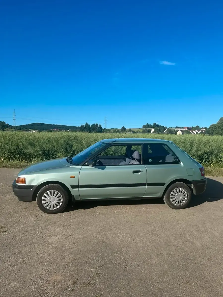 Gebraucht Mazda 323 73 PS (53 kW) 1991 Blau Kleinwagen