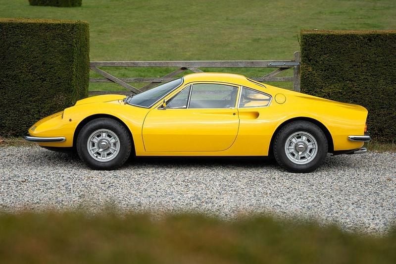 Second-hand Ferrari Dino 246 194 CP (142 kW) 1970 Galben
