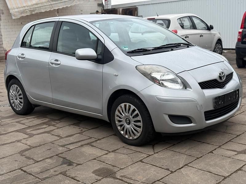 Gebraucht Toyota Yaris 70 PS (51 kW) 2011 Silber Kleinwagen
