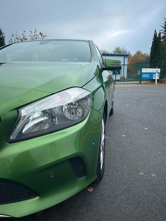 Grün Gebraucht 2017 Mercedes A200 Limousine | 11.999 € (Guter Preis) - Bild 1/4