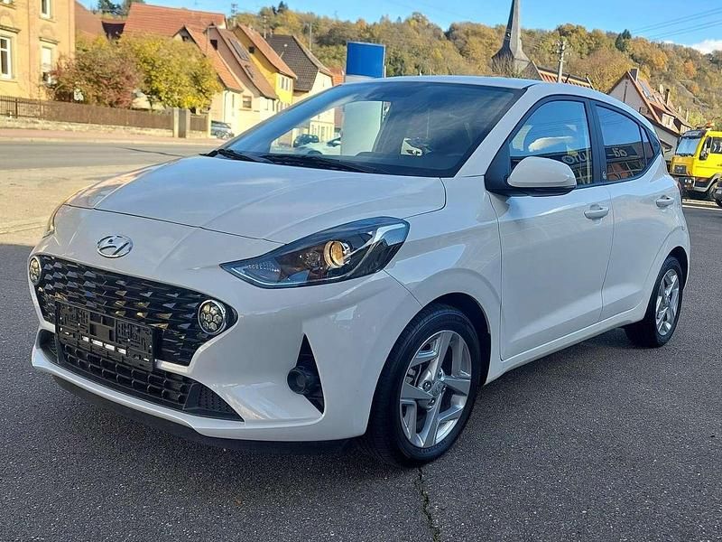 Weiß Gebraucht 2022 Hyundai i10 Edition 30 Kleinwagen | 13.940 € (Fairer Preis) - Bild 1/4