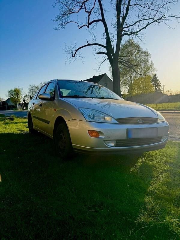 Używany Ford Focus 115 KM (84 kW) 2001 Srebrny Sedan/Limuzyna